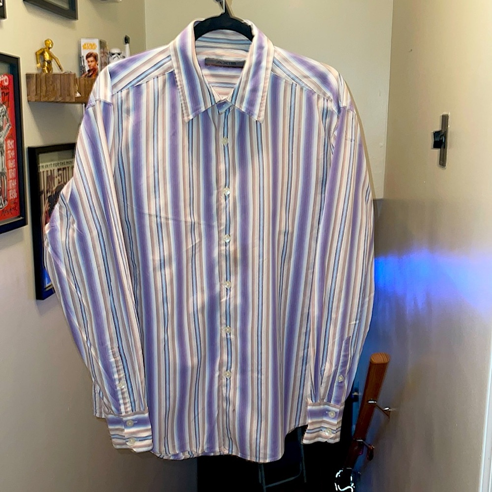 Long sleeved crying dress shirt. Herringbone style weave into the lines.